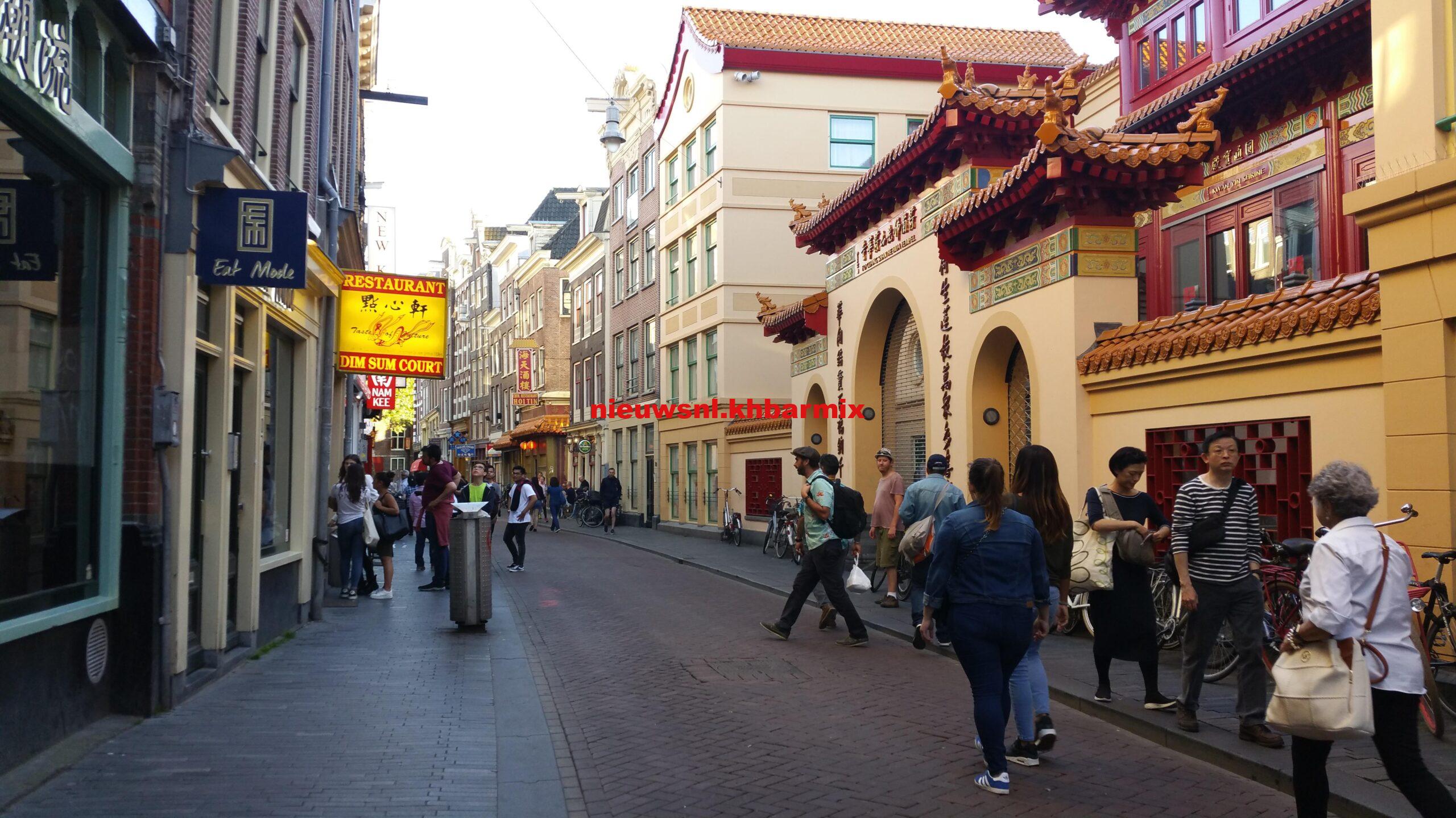 deze straat vormt het hart van chinatown in amsterdam